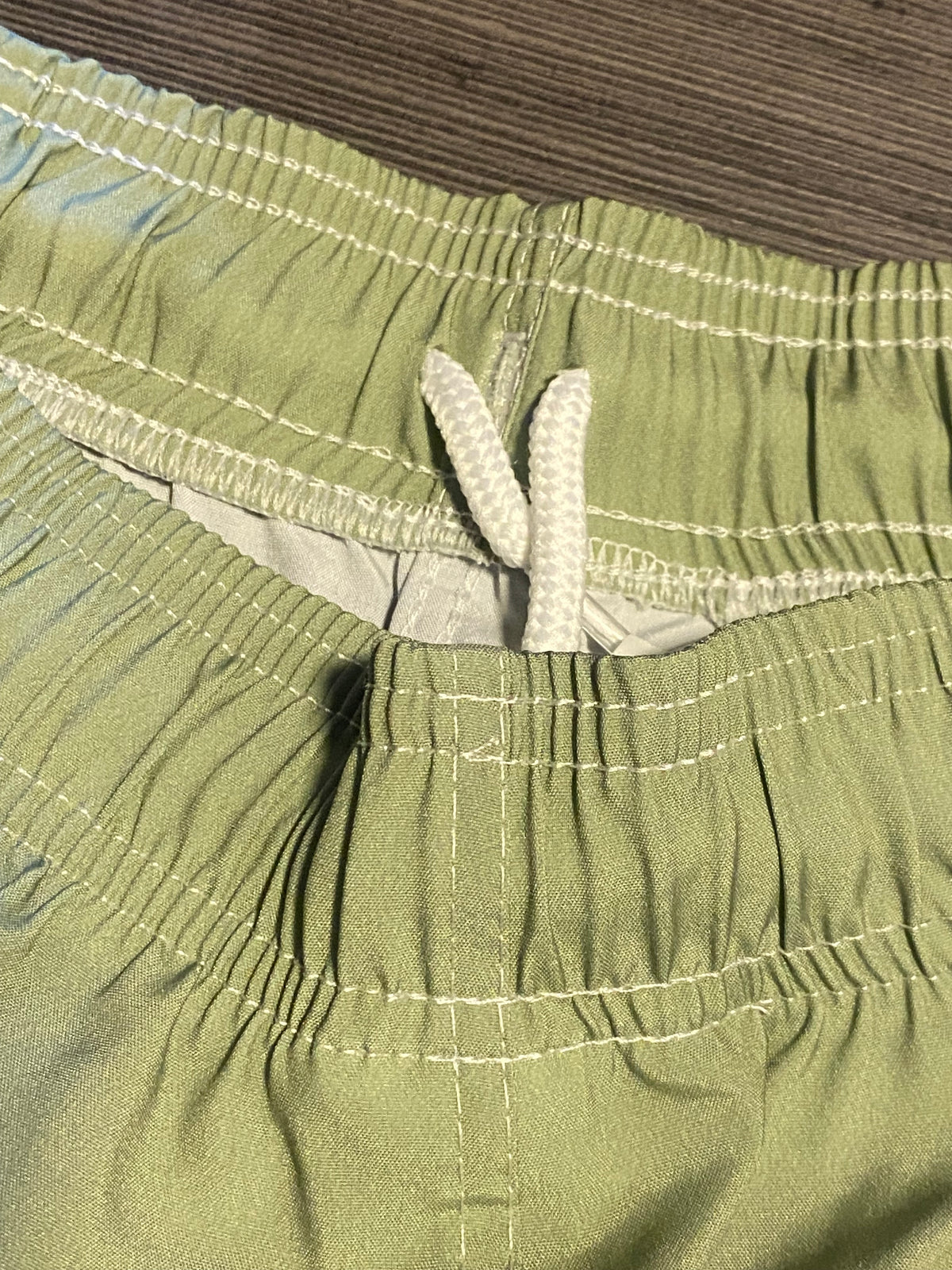 Shorts de praia bege curto - foto 4 de 5