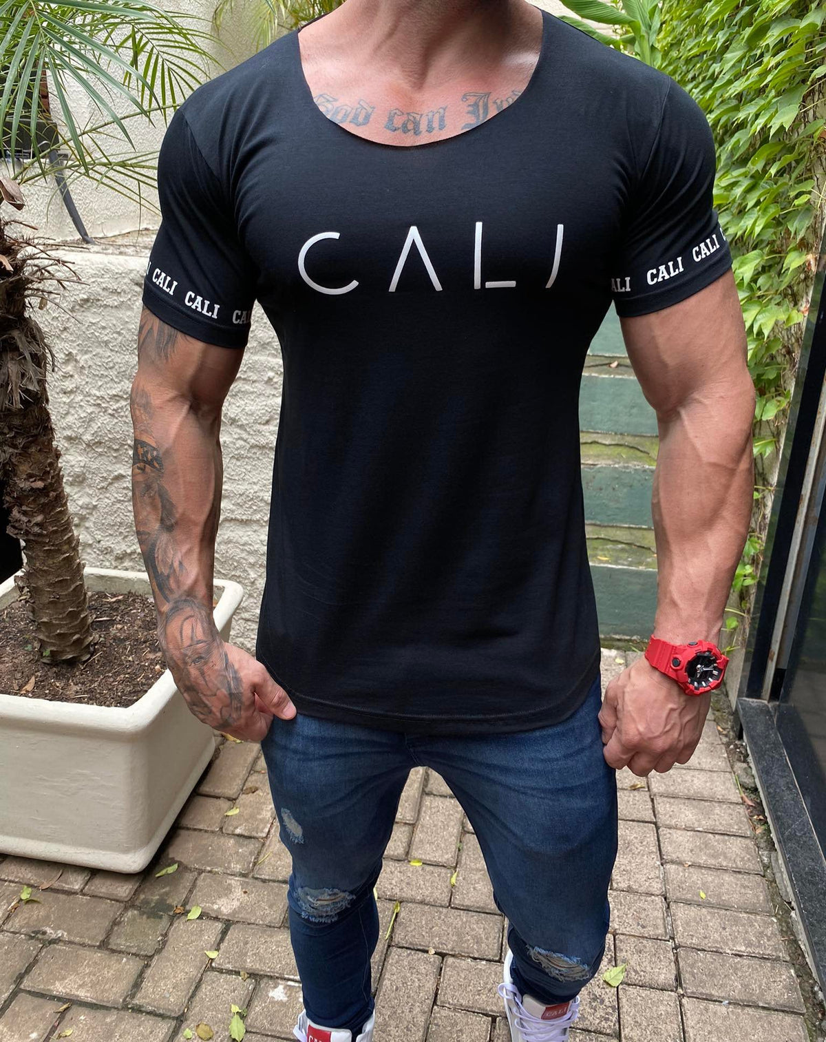 Camiseta Cali Rood preta gola canoa - foto 7 de 9