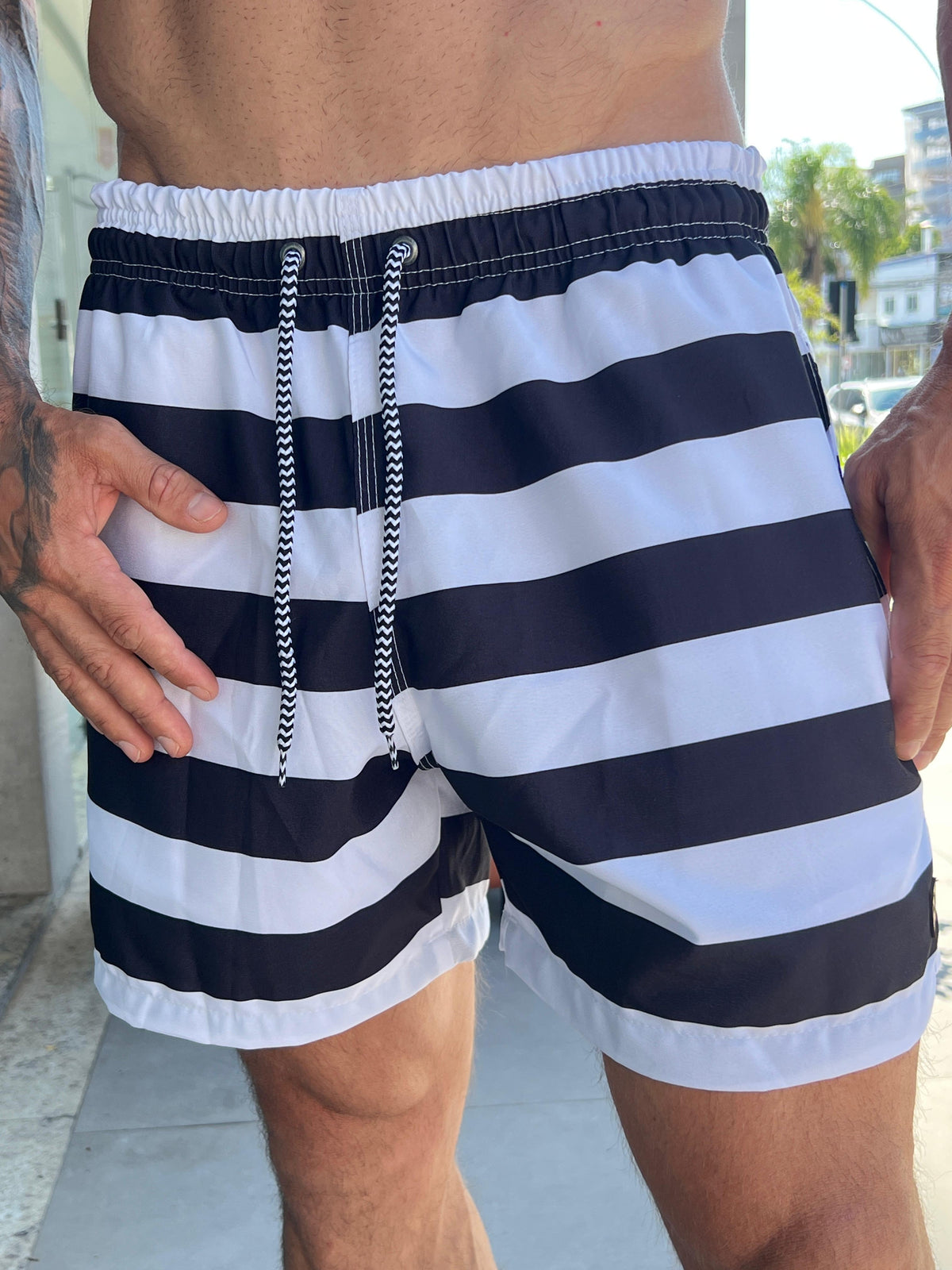 Shorts de praia Mauricinho preto e branco - foto 4 de 7