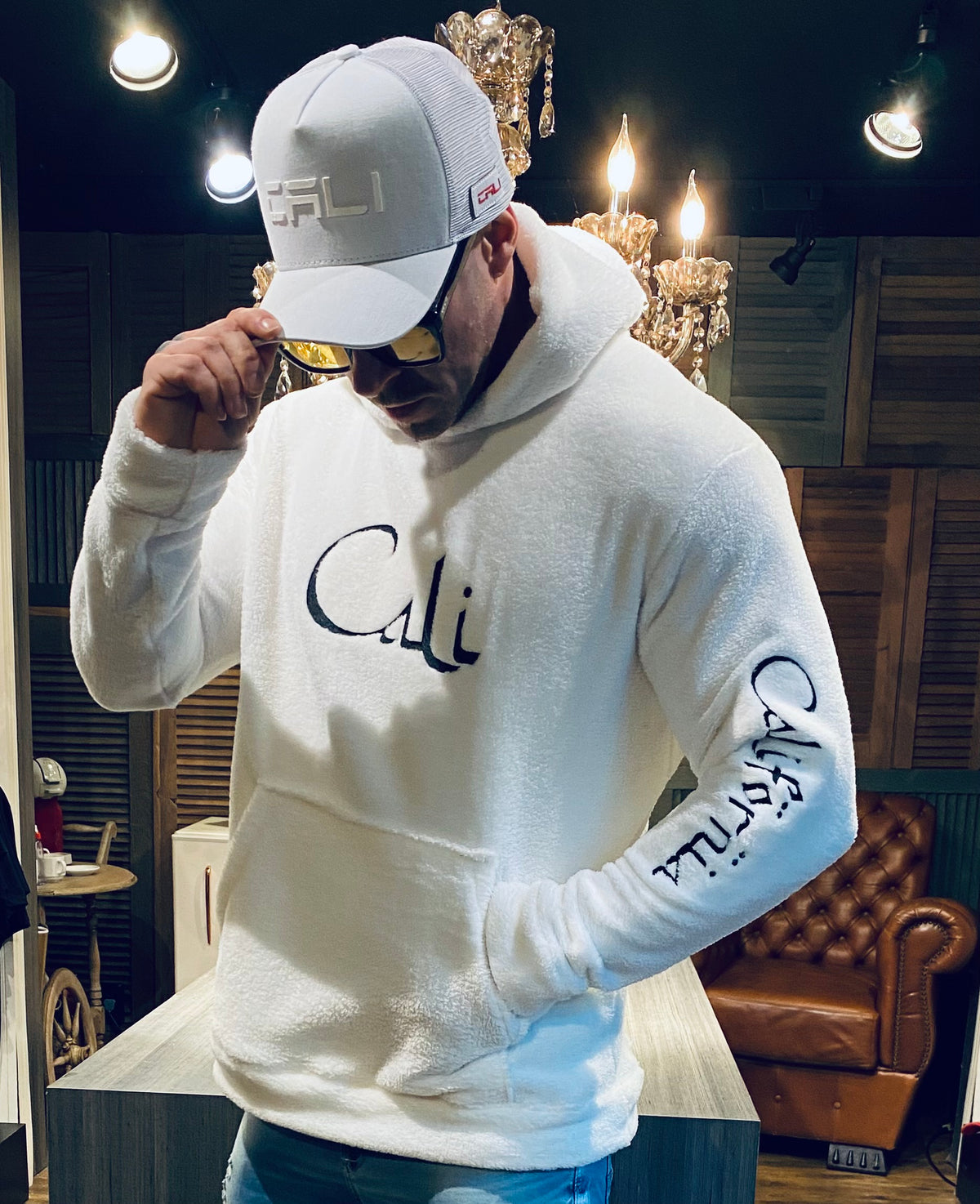Moletom Cali Dubai peluciado com capuz - foto 6 de 11
