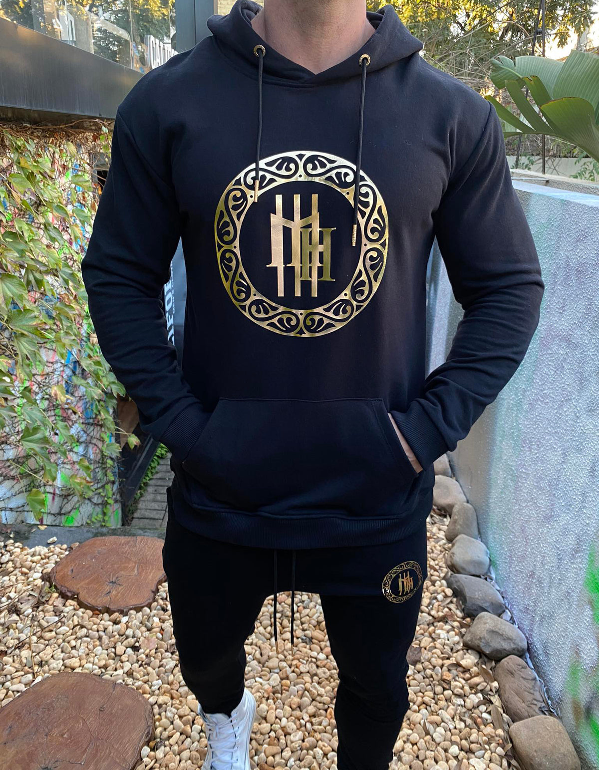 Conjunto moletom Mahe preto e dourado - foto 6 de 16