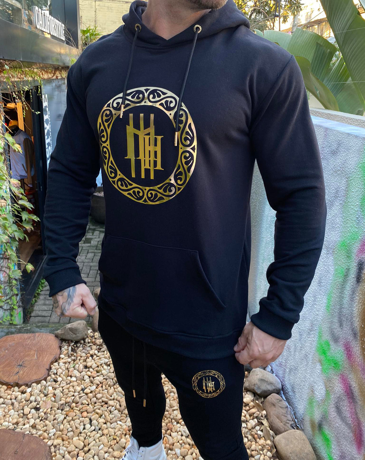 Conjunto moletom Mahe preto e dourado - foto 8 de 16