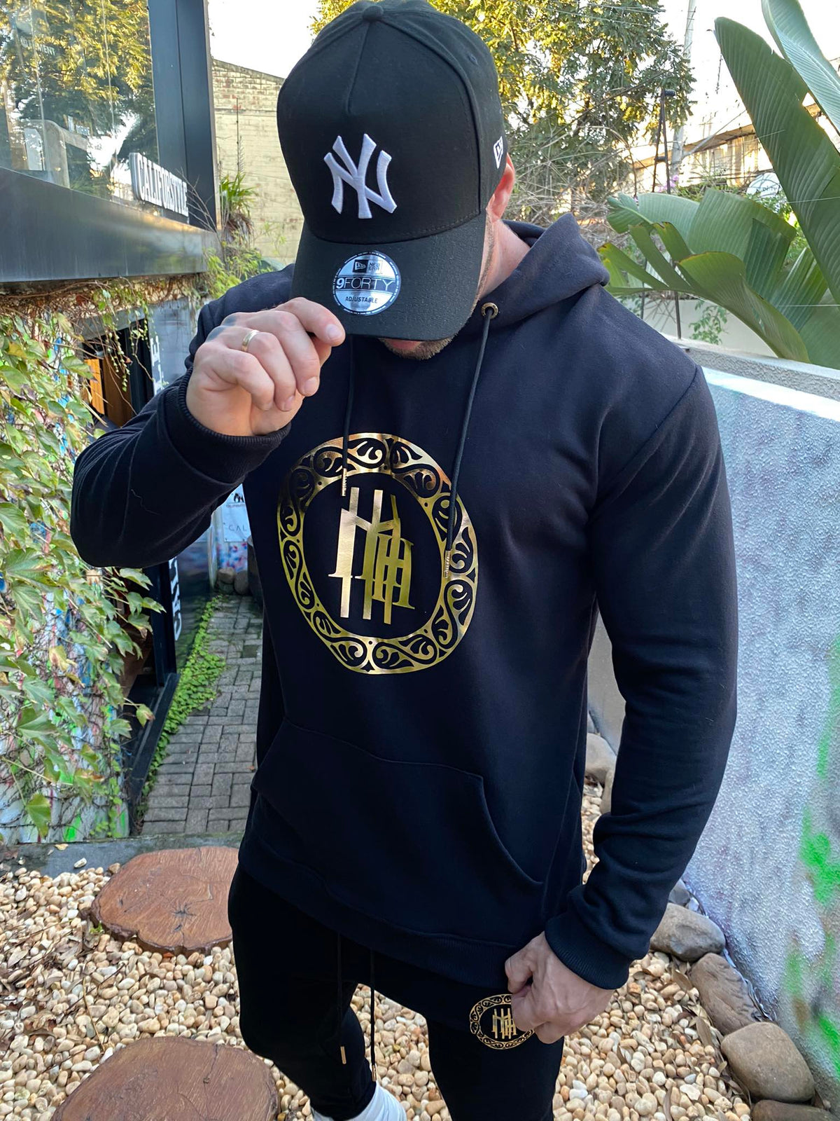 Conjunto moletom Mahe preto e dourado - foto 10 de 16