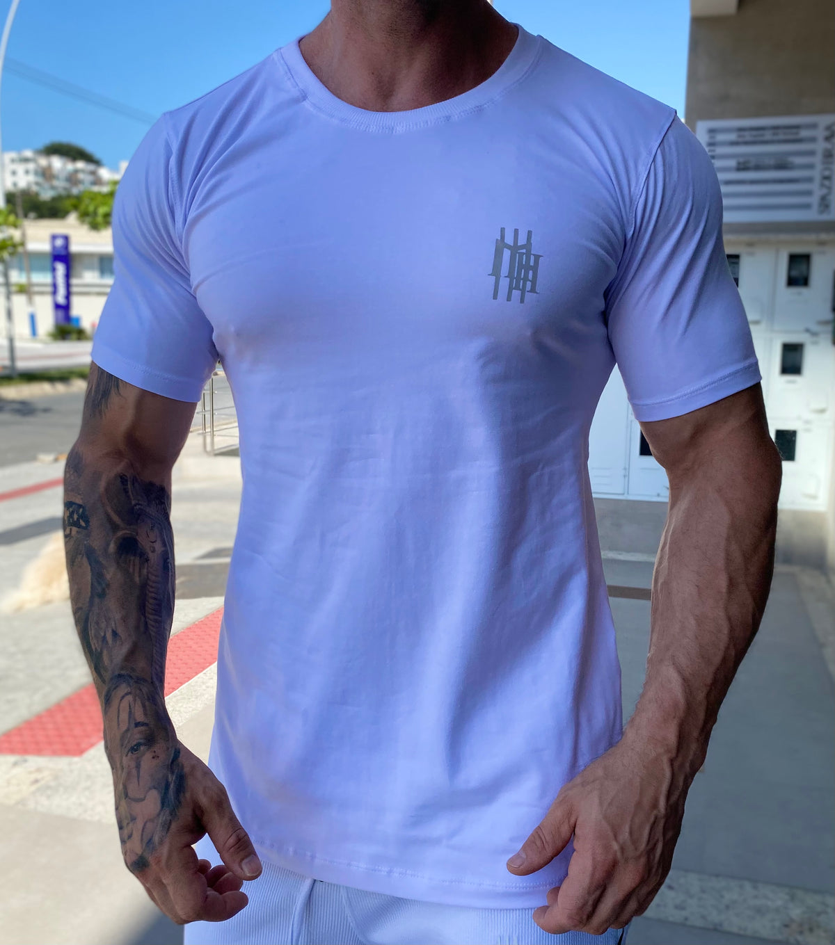 Camiseta Mahe branca e prata - foto 2 de 5