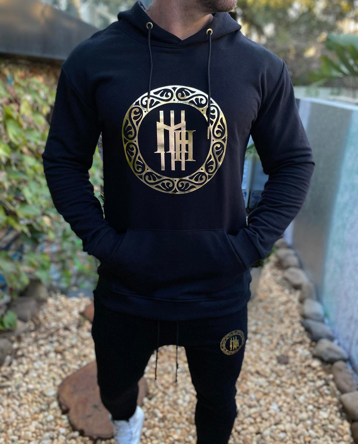 Conjunto moletom Mahe preto e dourado - foto 11 de 16