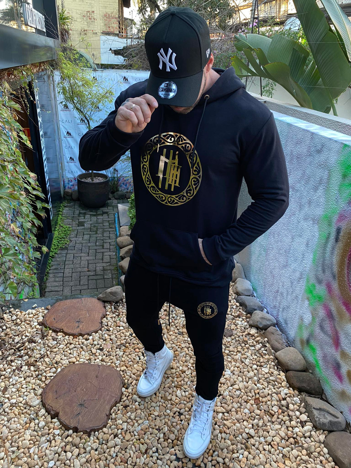 Conjunto moletom Mahe preto e dourado - foto 7 de 16