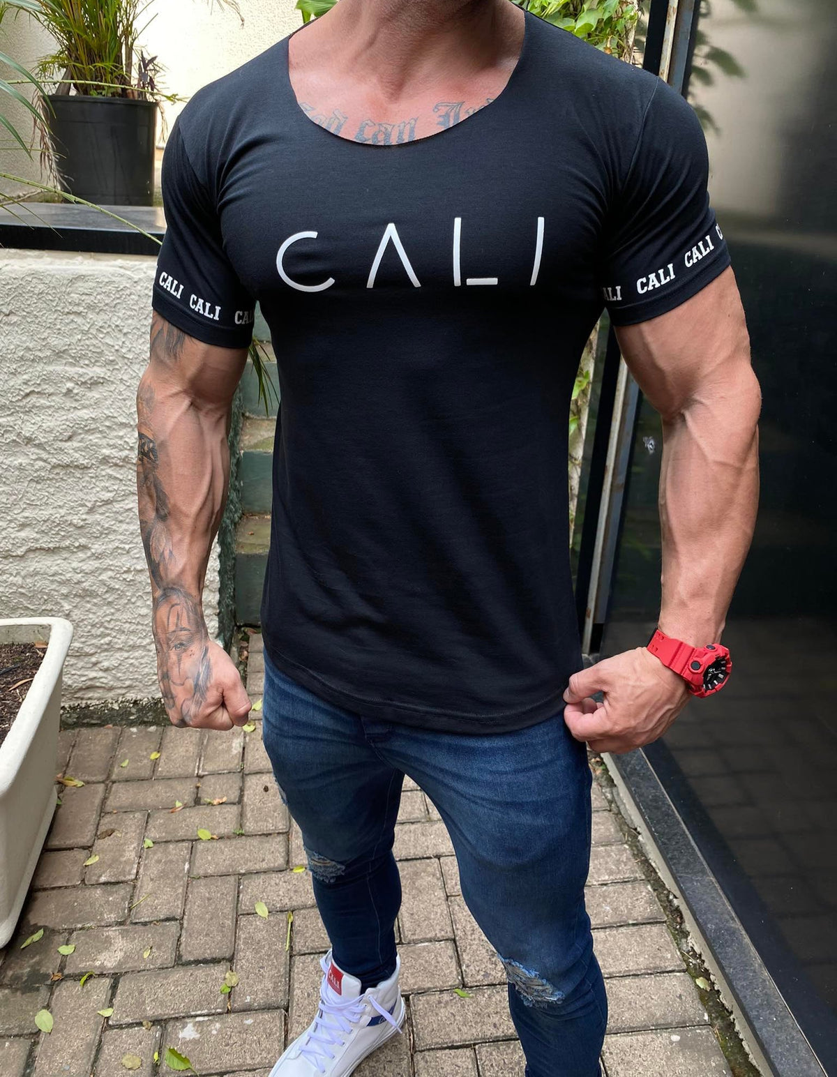 Camiseta Cali Rood preta gola canoa - foto 8 de 9