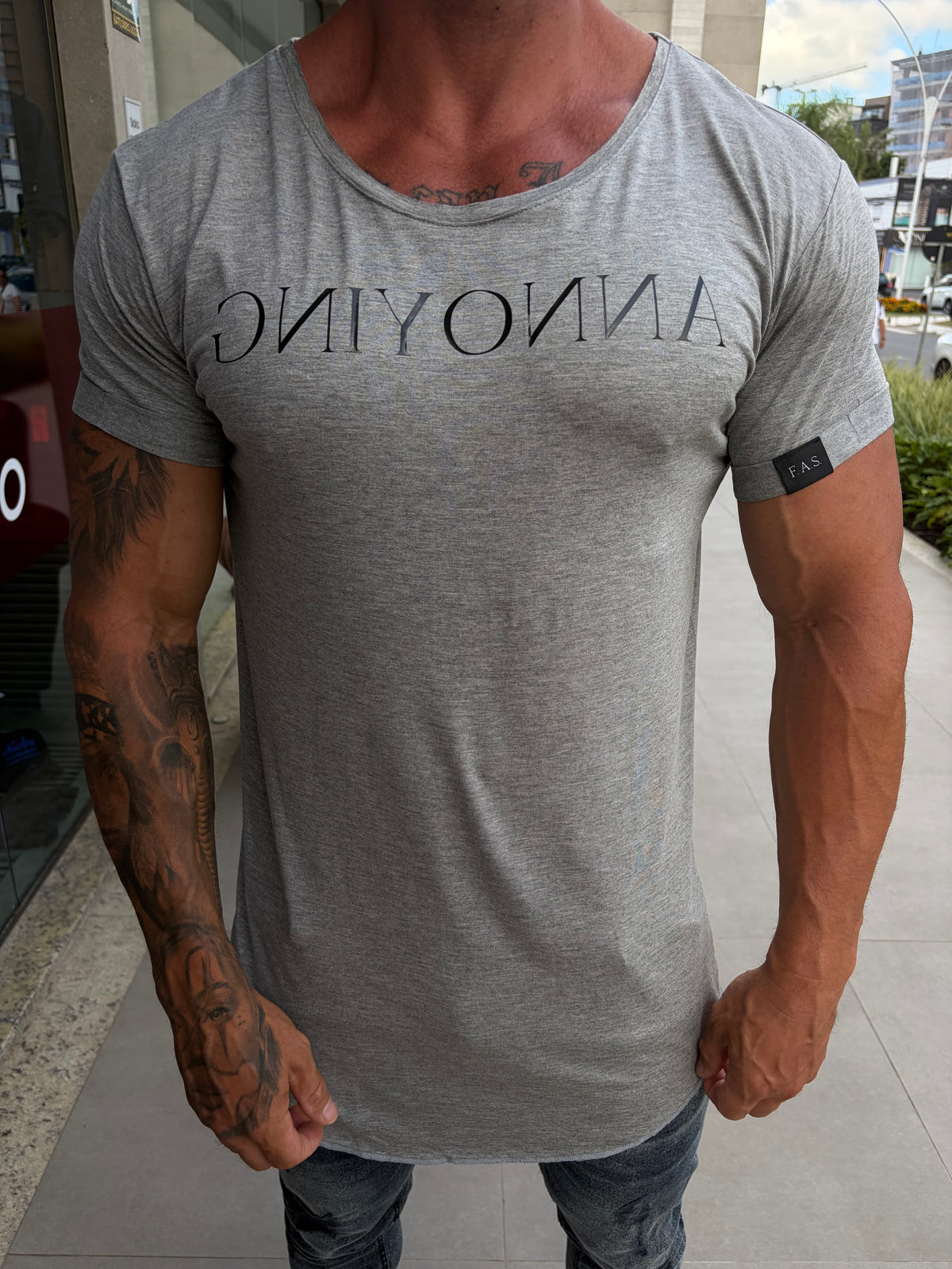 Camiseta Gniyonna cinza - foto 5 de 7