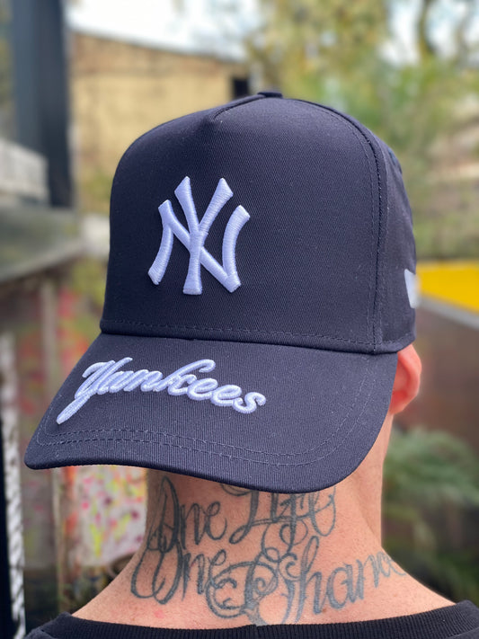 Boné New Era Yankess Marinho Branco