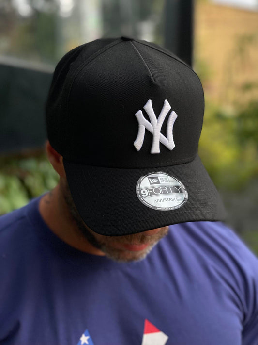 Boné New Era NY Preto Branco
