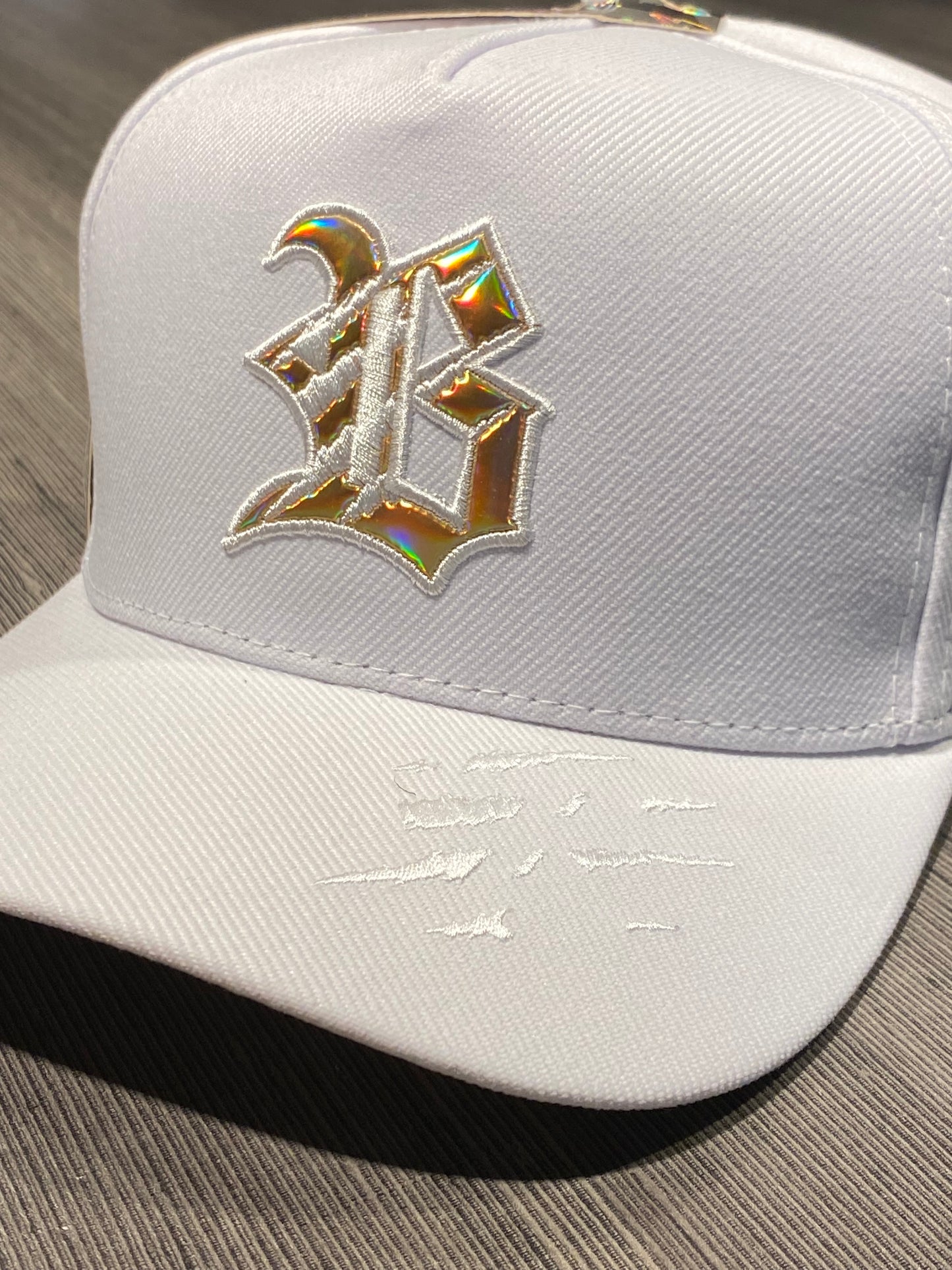 Boné BLCK Branco Tiger Holográfico Dourado