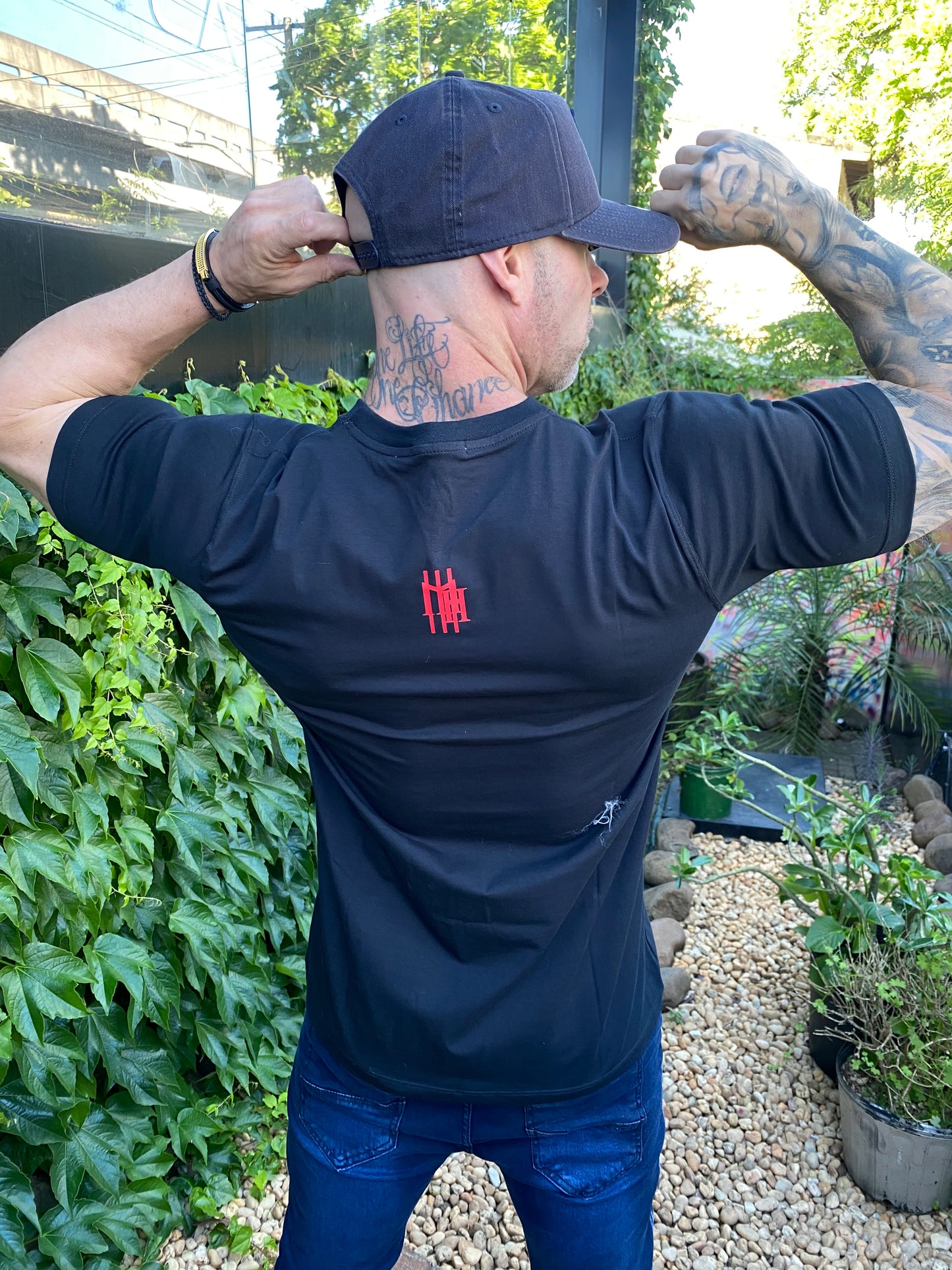 Camiseta Mahe Black Red Sensor