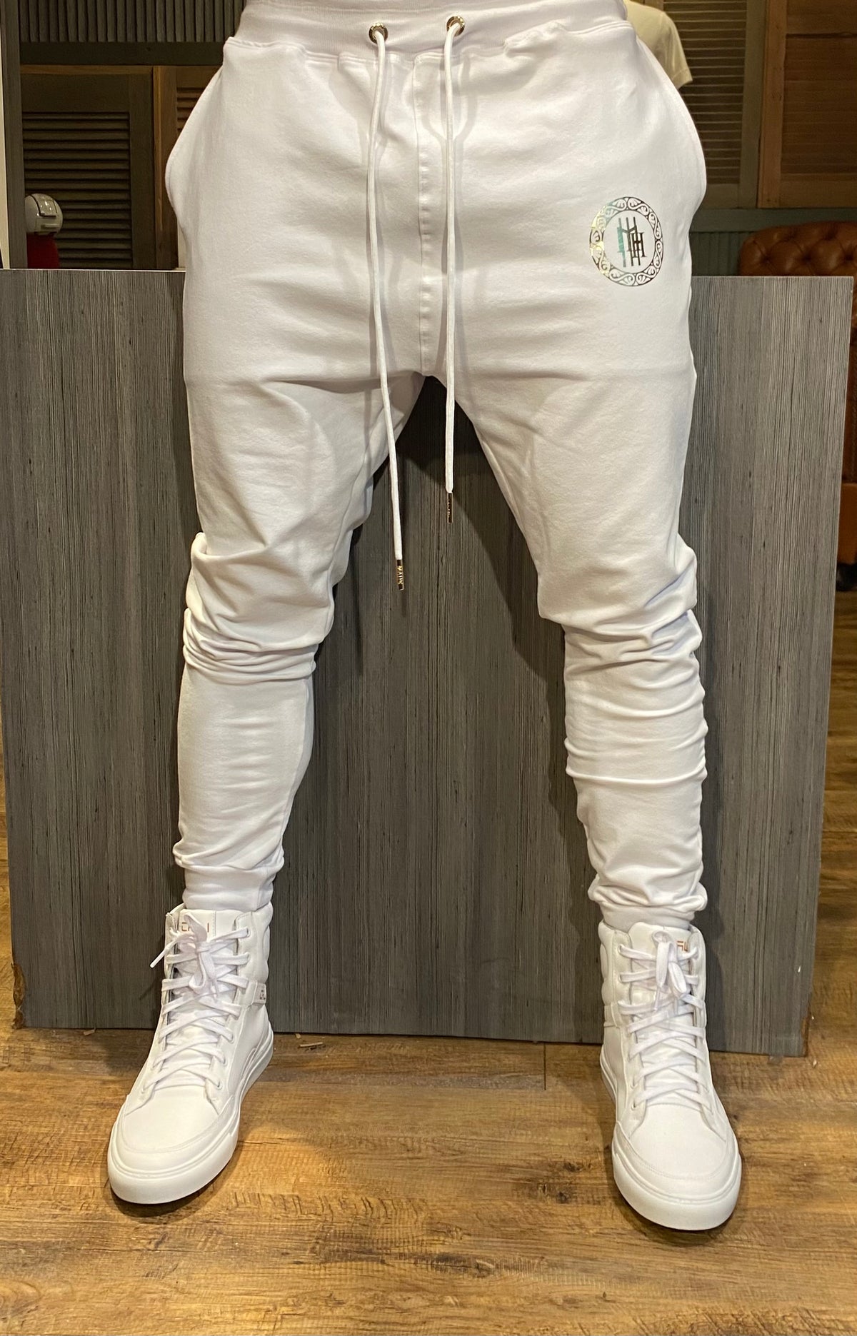 Calça Mahe de moletom branca e dourada - foto 5 de 10