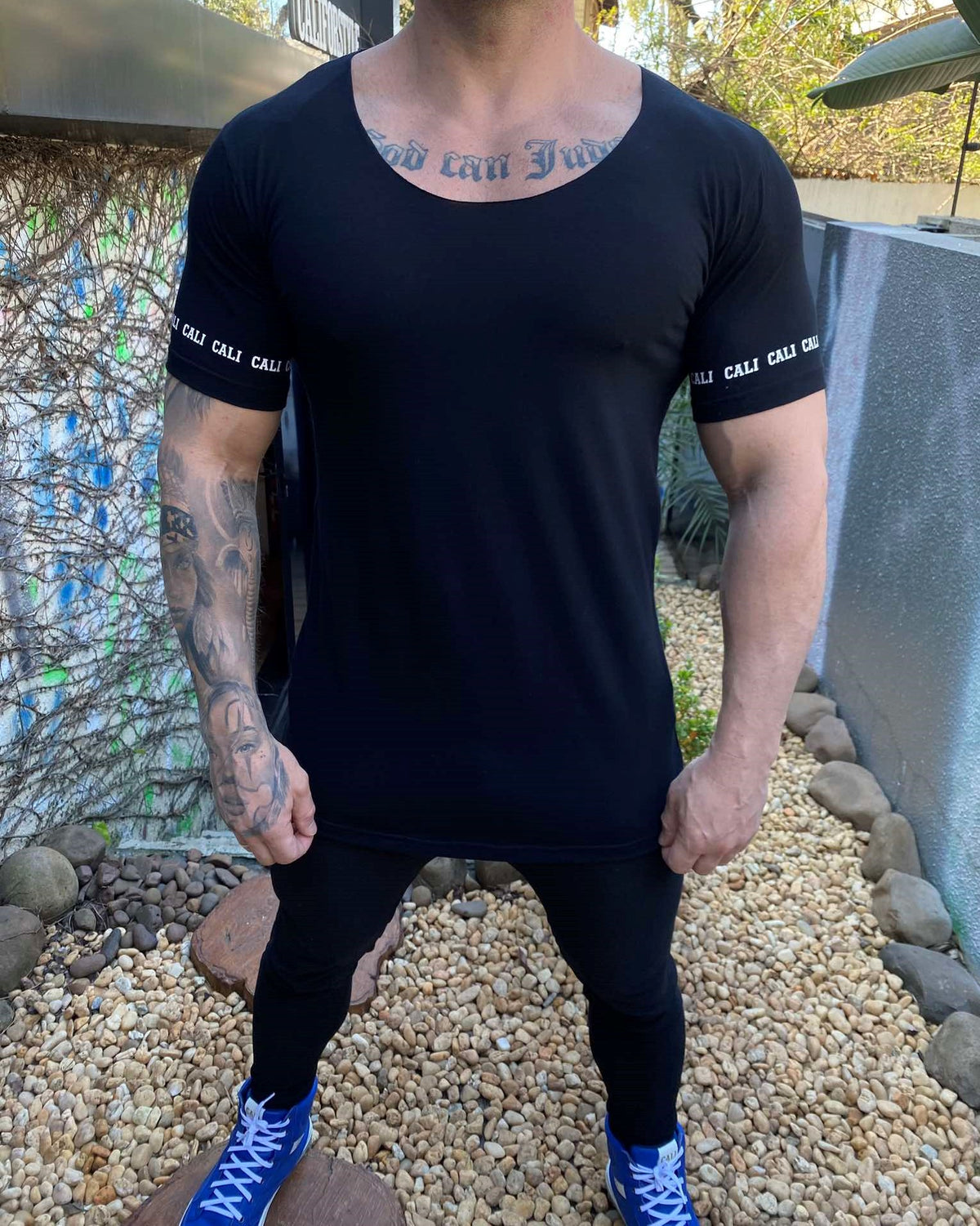Camiseta Cali Recomeçar com frase nas costas - foto 5 de 7
