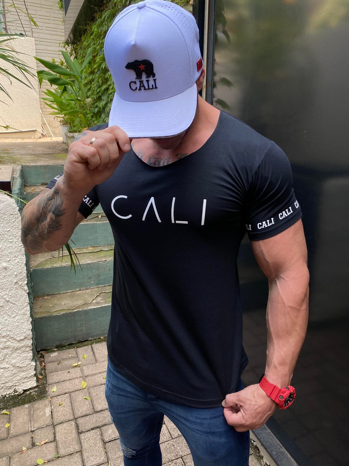 Camiseta Cali Rood preta gola canoa - foto 4 de 9