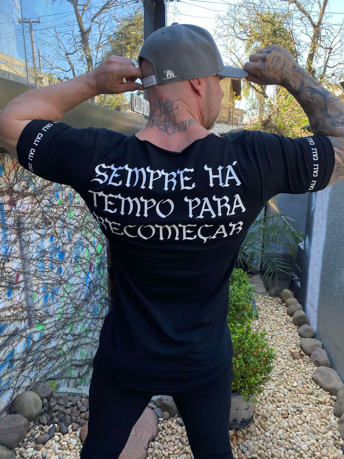 Camiseta Cali Recomeçar com frase nas costas - foto 4 de 7