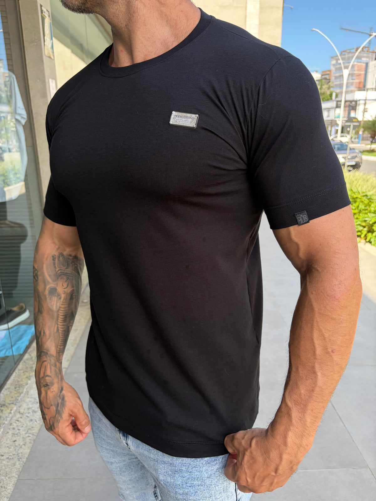 Camiseta slim preta com aplique retangular - foto 4 de 13