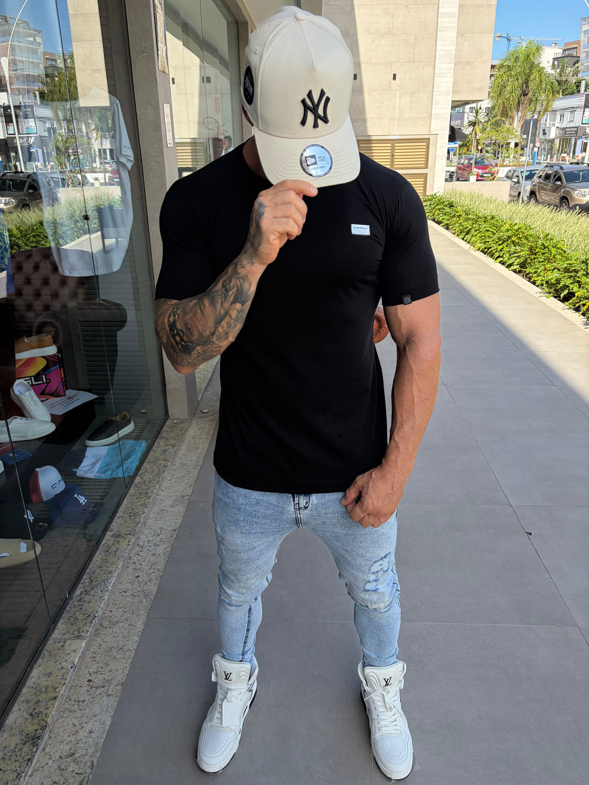 Camiseta slim preta com aplique retangular - foto 6 de 13