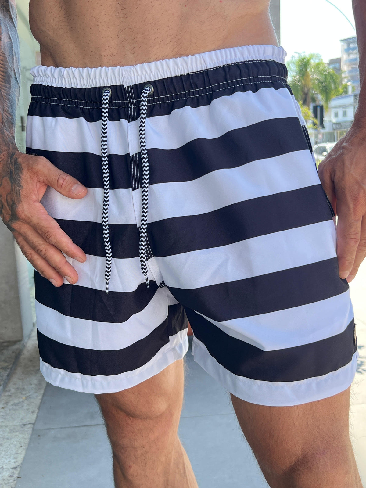 Shorts de praia Mauricinho preto e branco - foto 5 de 7