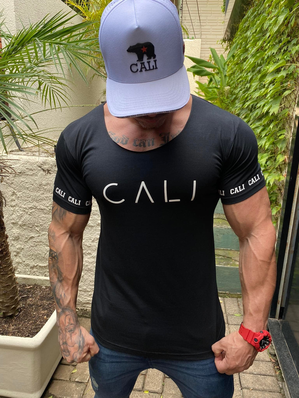 Camiseta Cali Rood preta gola canoa - foto 3 de 9