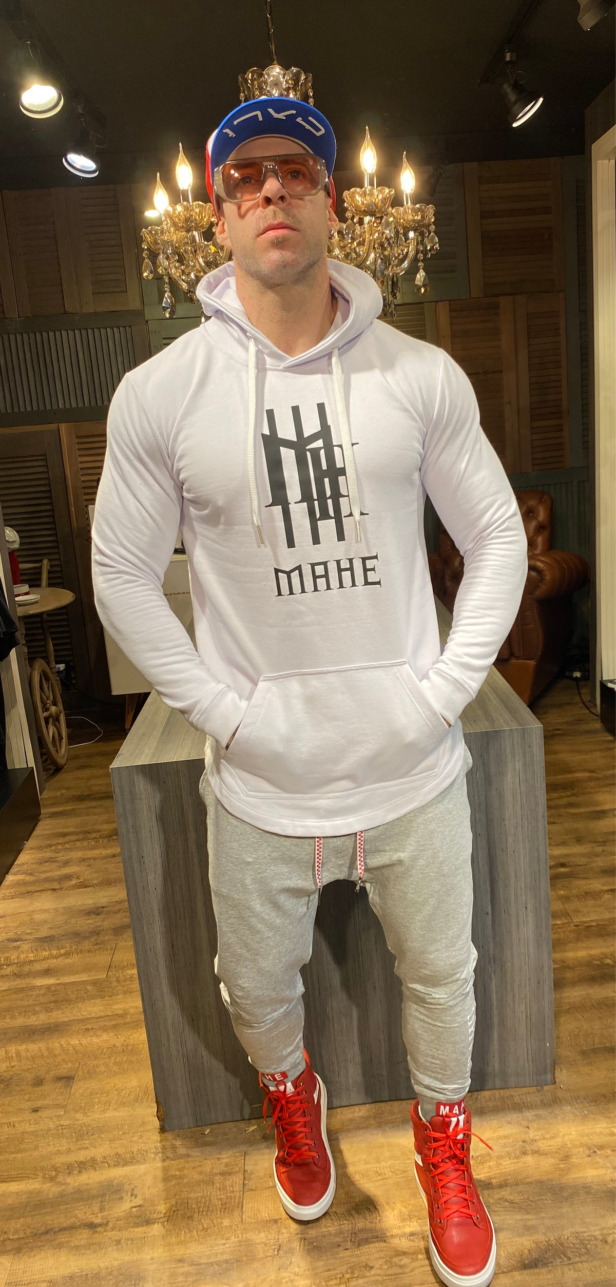 Moletom canguru Mahe branco com logo preto - foto 3 de 9
