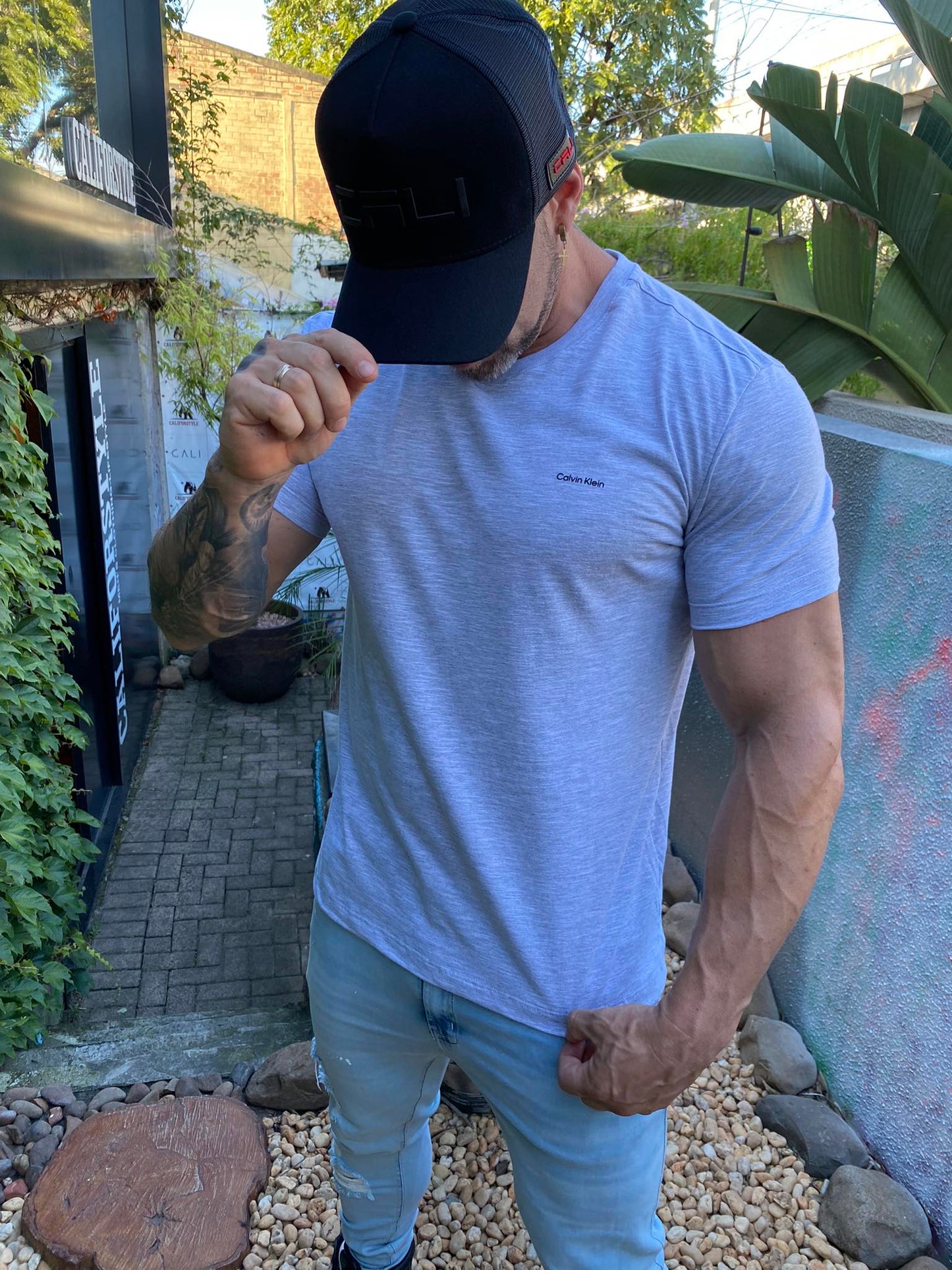 Camiseta Calvin Klein Gola V Flamê