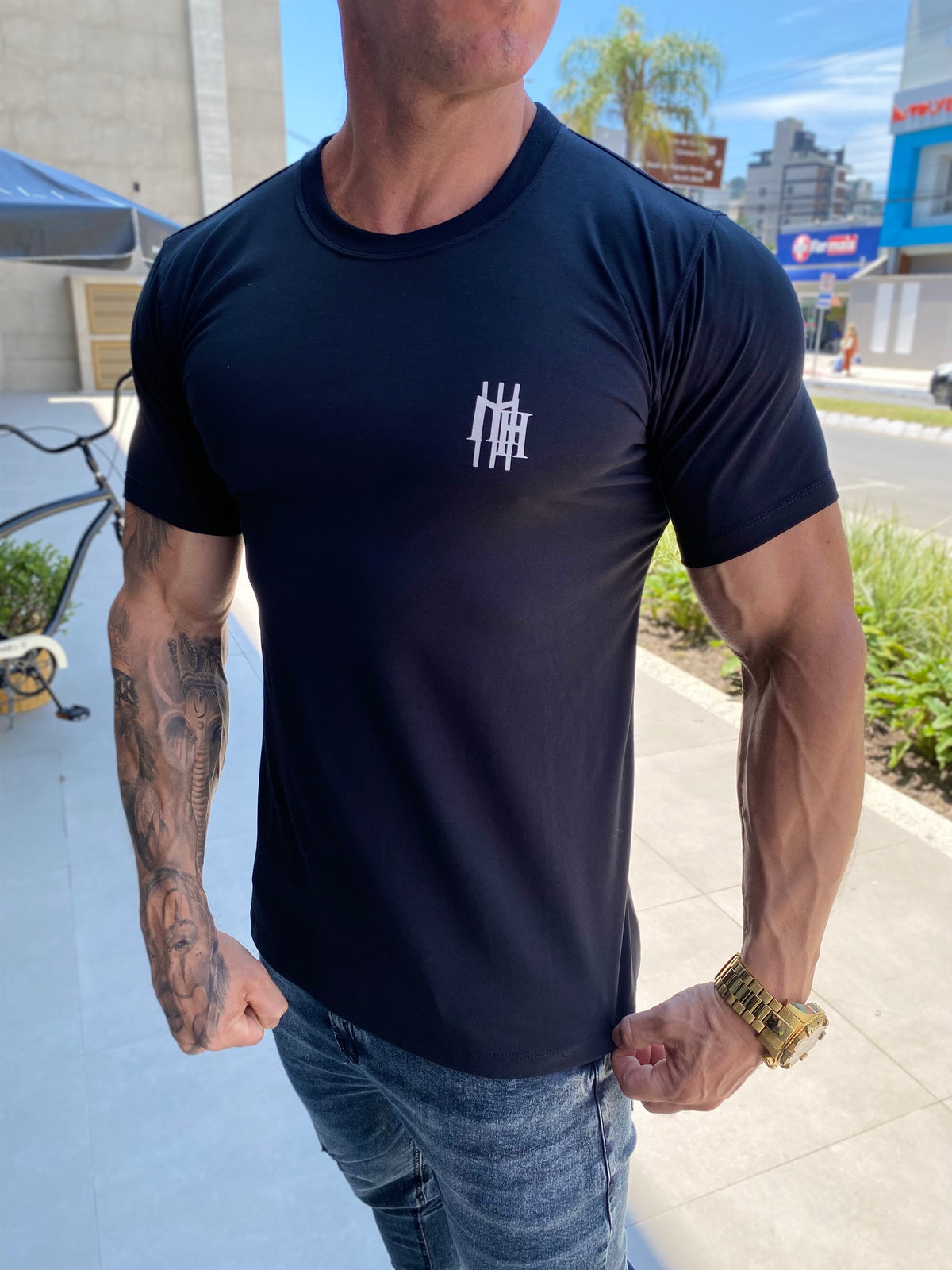Camiseta Mahe preta e prata refletiva