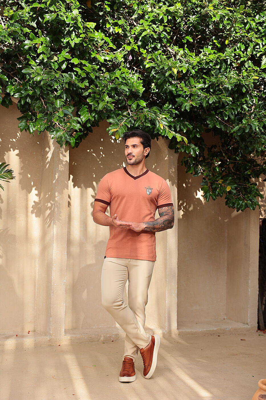 Camiseta Slim V Brasão Mocha FB