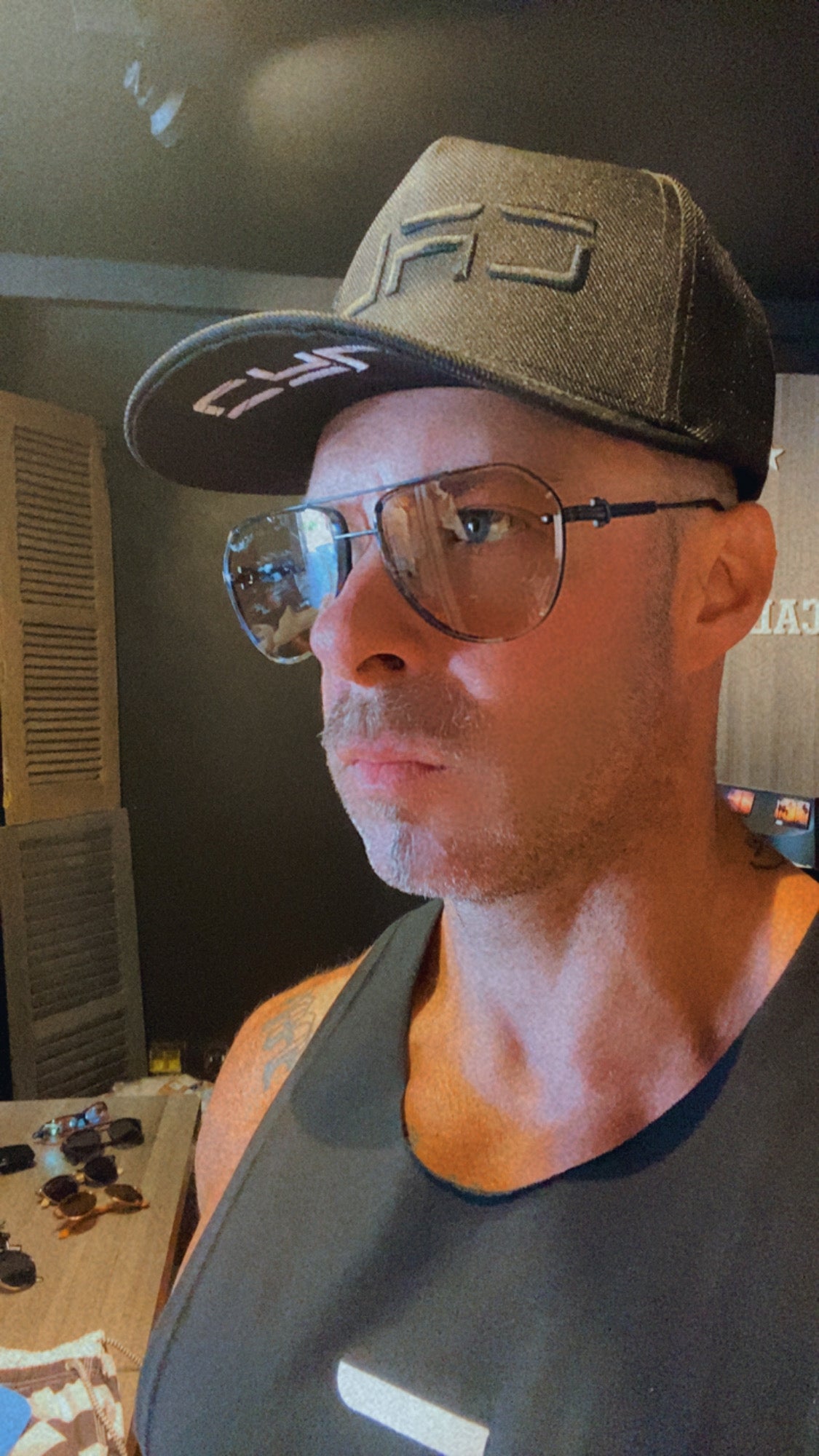 Óculos BL armação preta com lentes claras - foto 3 de 5