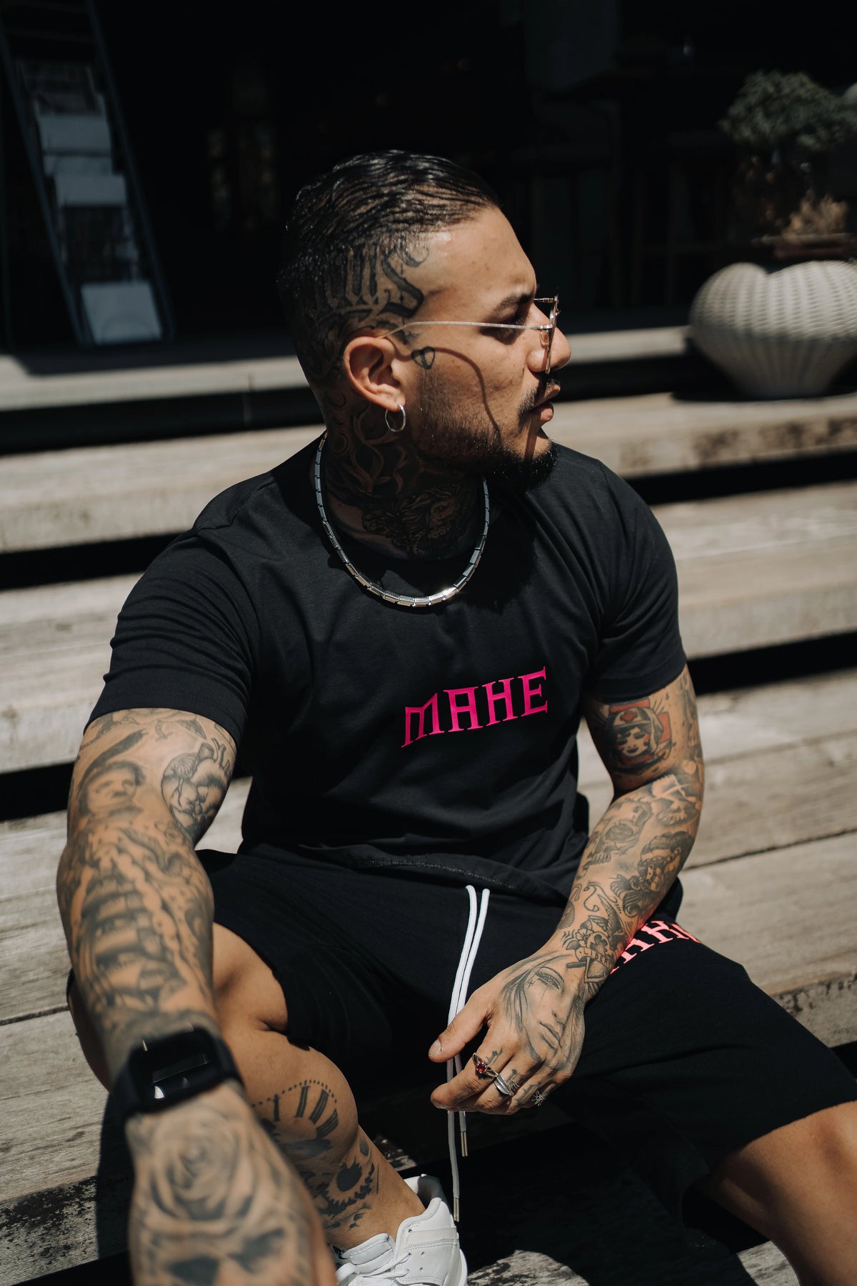 Camiseta Mahe preta e rosa