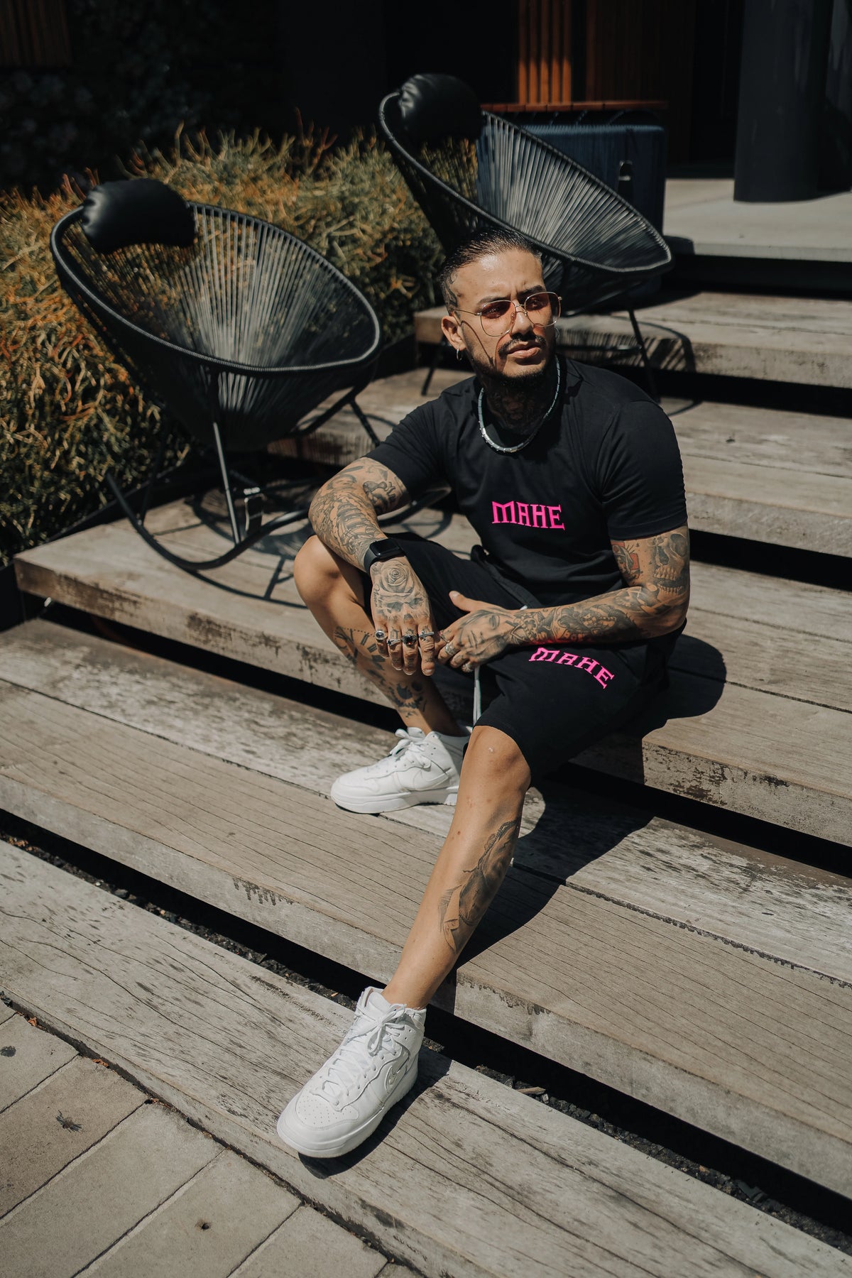 Camiseta Mahe preta e rosa - foto 3 de 4
