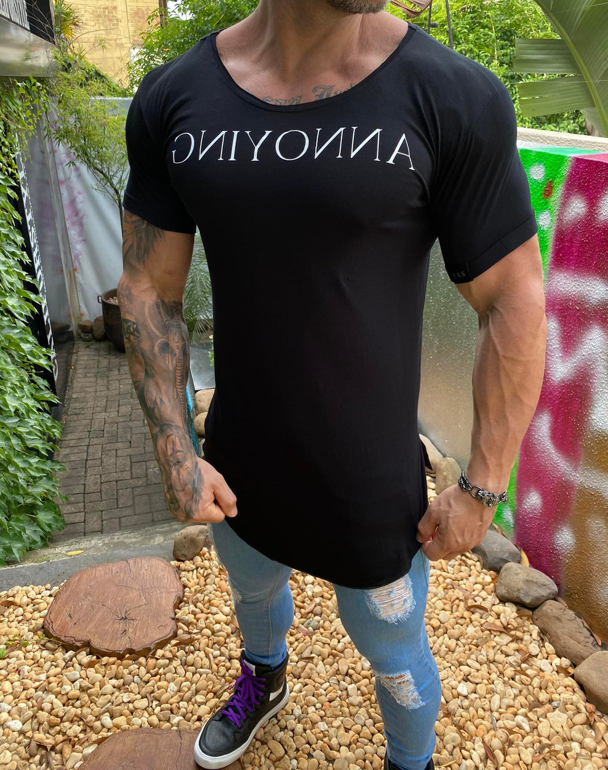 Camiseta Gniyonna preta - foto 6 de 11