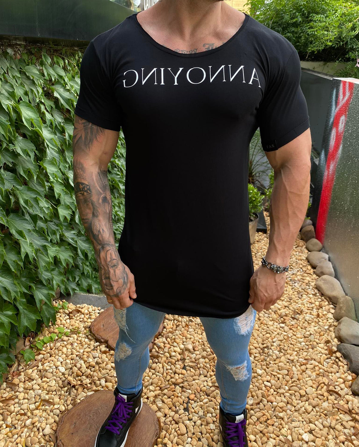 Camiseta Gniyonna preta - foto 10 de 11
