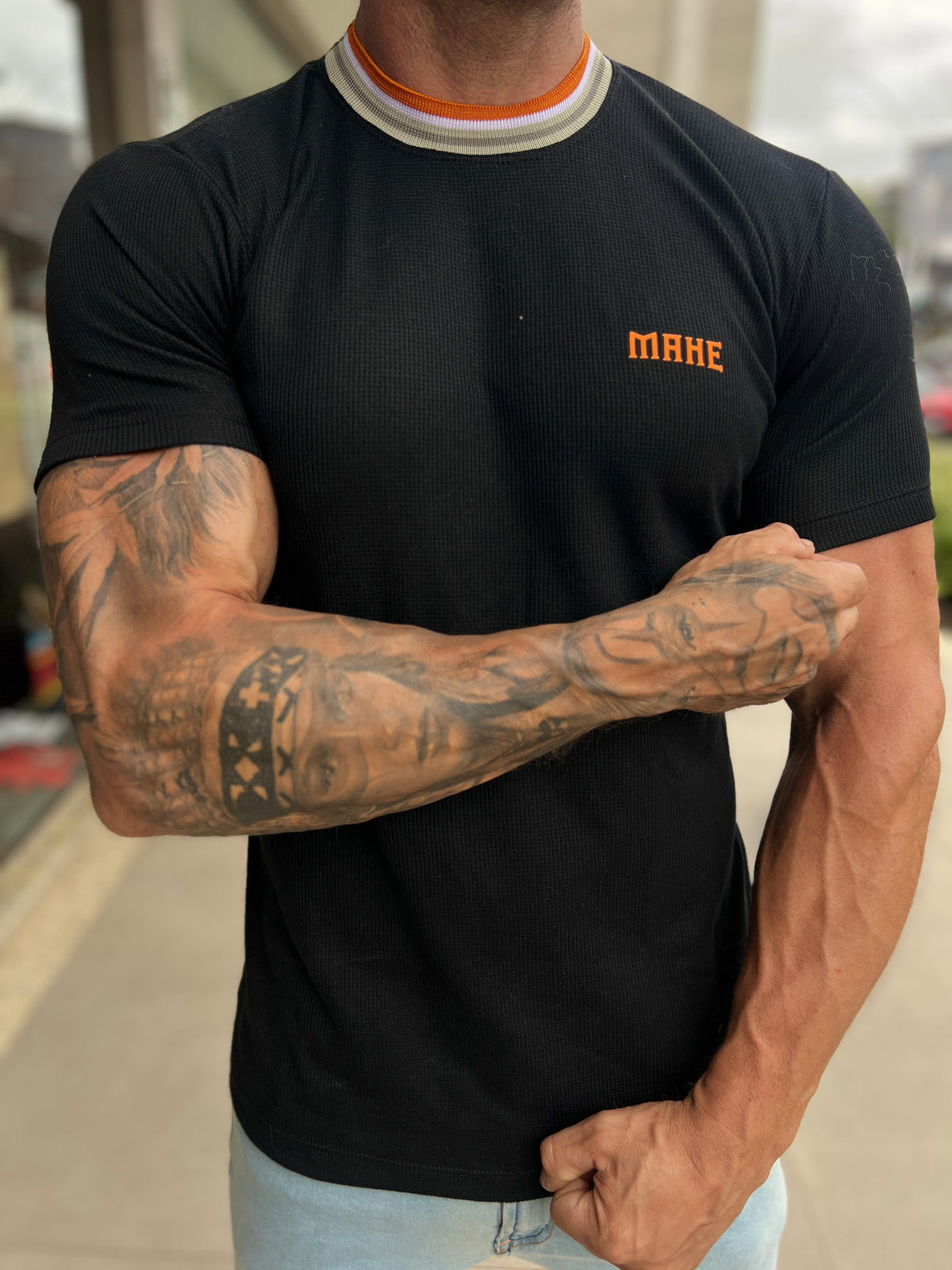 Camiseta Mahe preta e laranja
