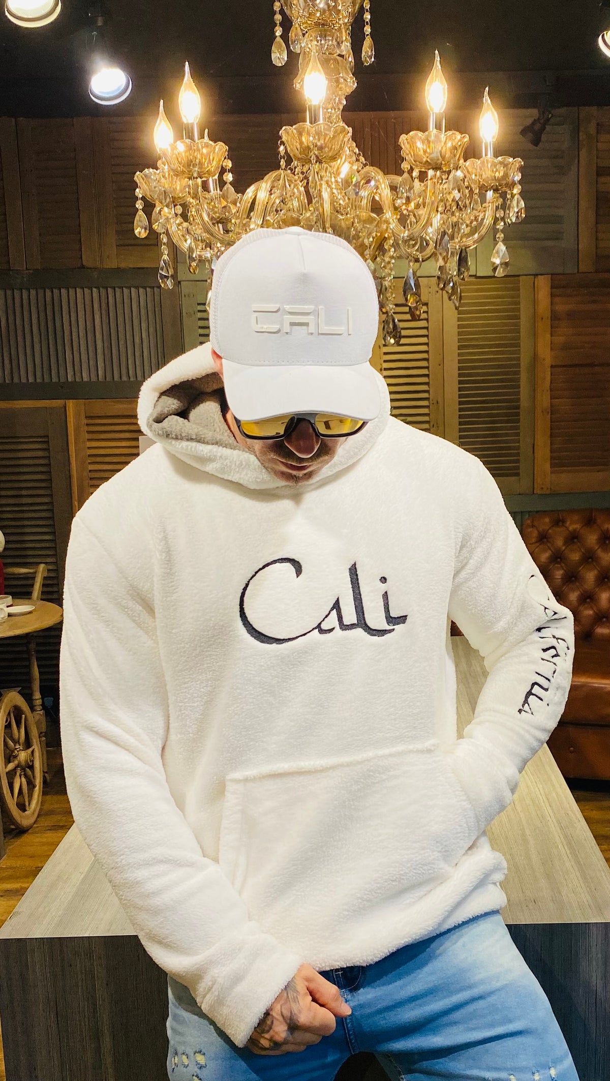 Moletom Cali Dubai peluciado com capuz - foto 4 de 11
