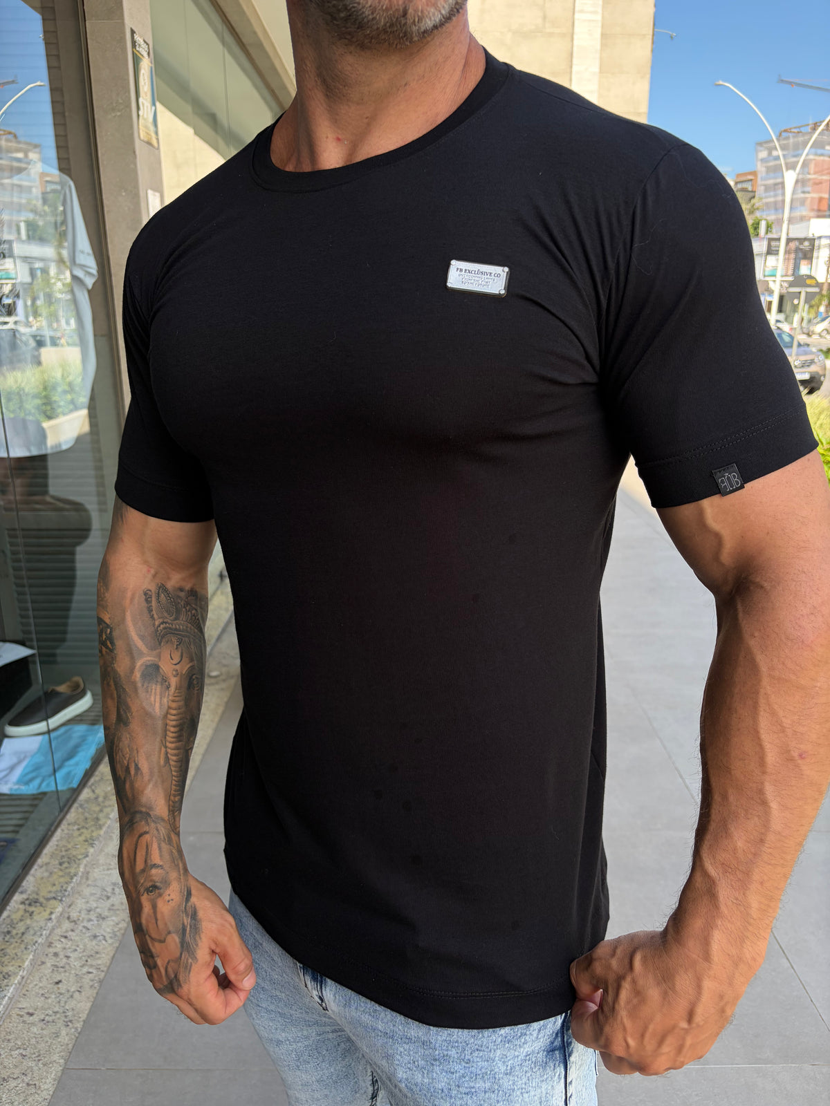 Camiseta slim preta com aplique retangular - foto 7 de 13