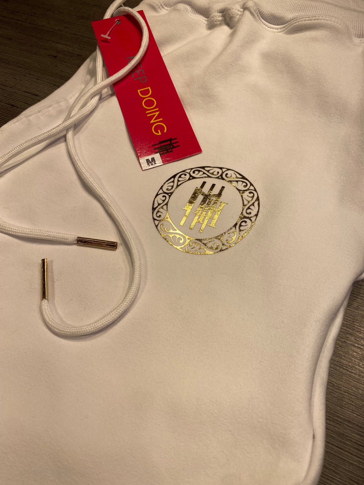Calça Mahe de moletom branca e dourada - foto 3 de 10