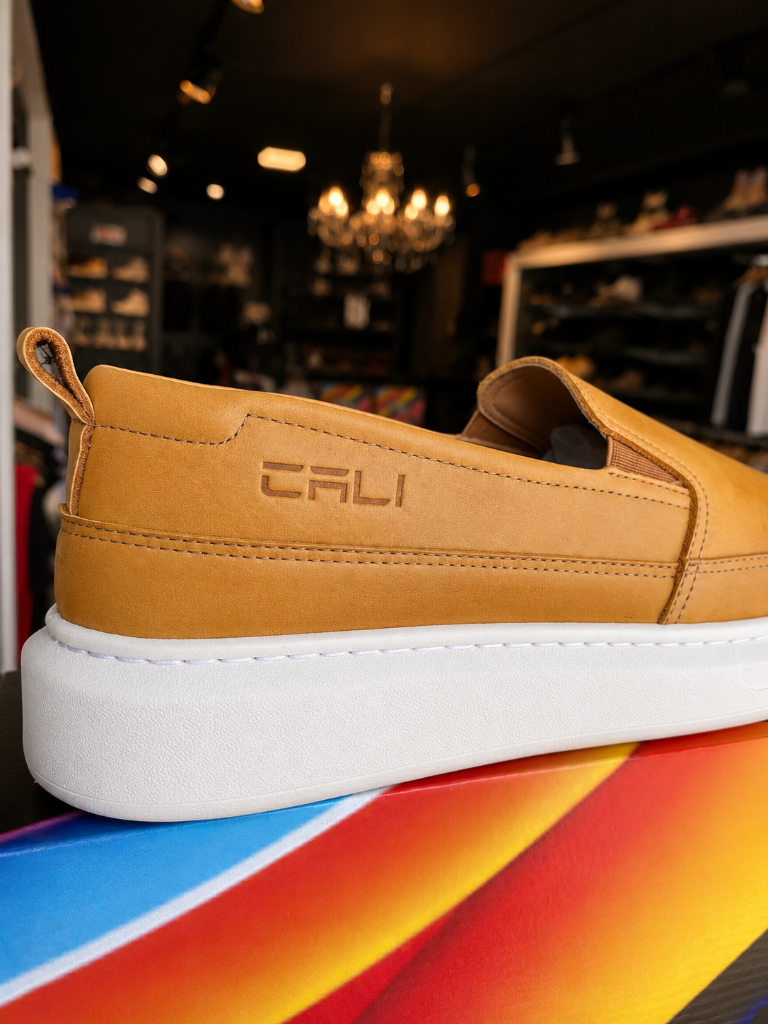 Tênis Cali Modelo Slip On em Couro Legítimo Caramelo sem cadarço