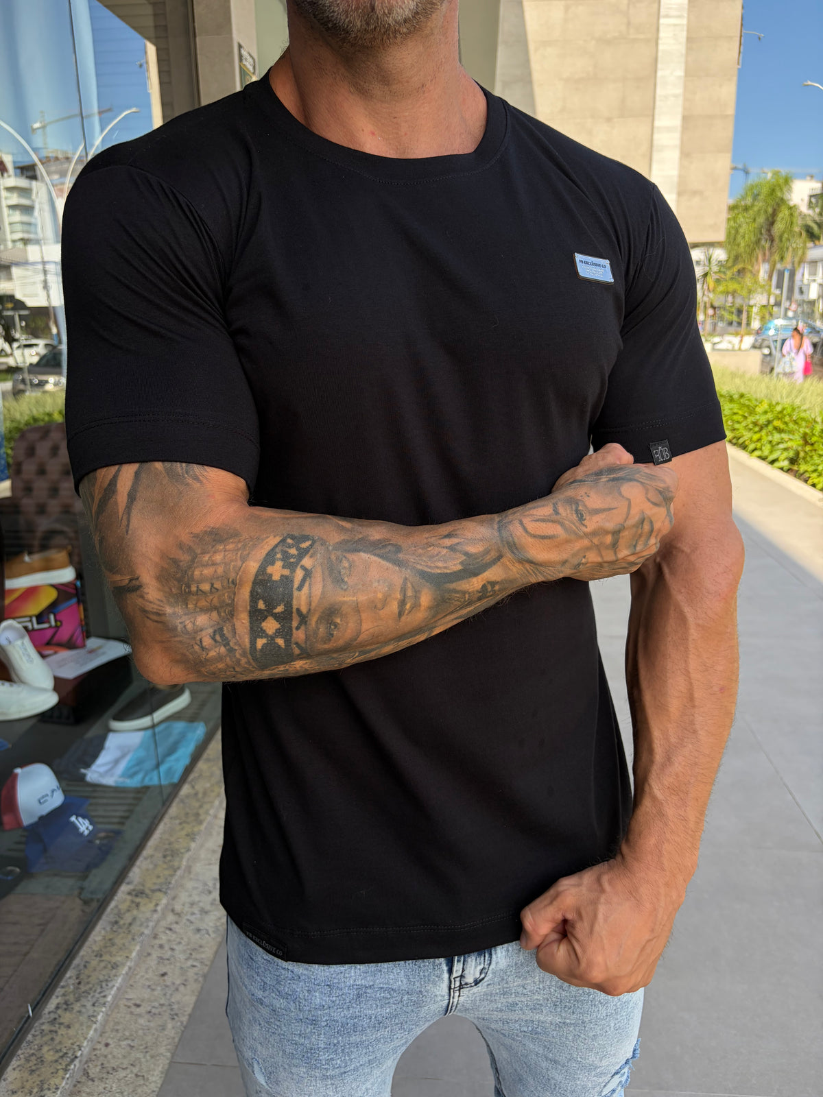 Camiseta slim preta com aplique retangular