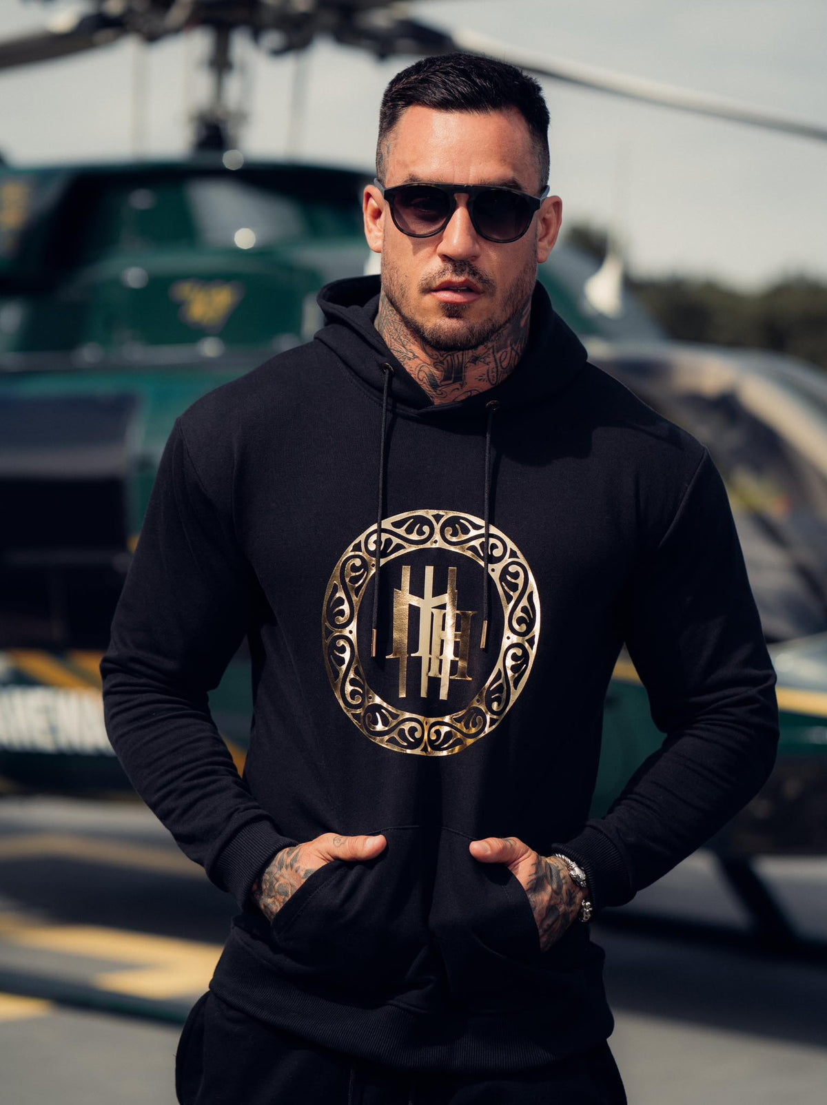 Conjunto moletom Mahe preto e dourado - foto 5 de 16