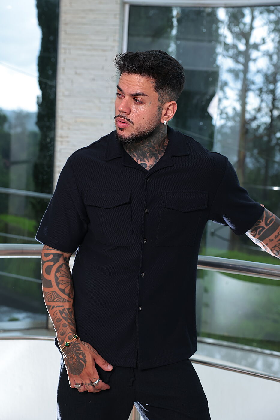 Camisa Resort Milos preta com bolsos - foto 10 de 13