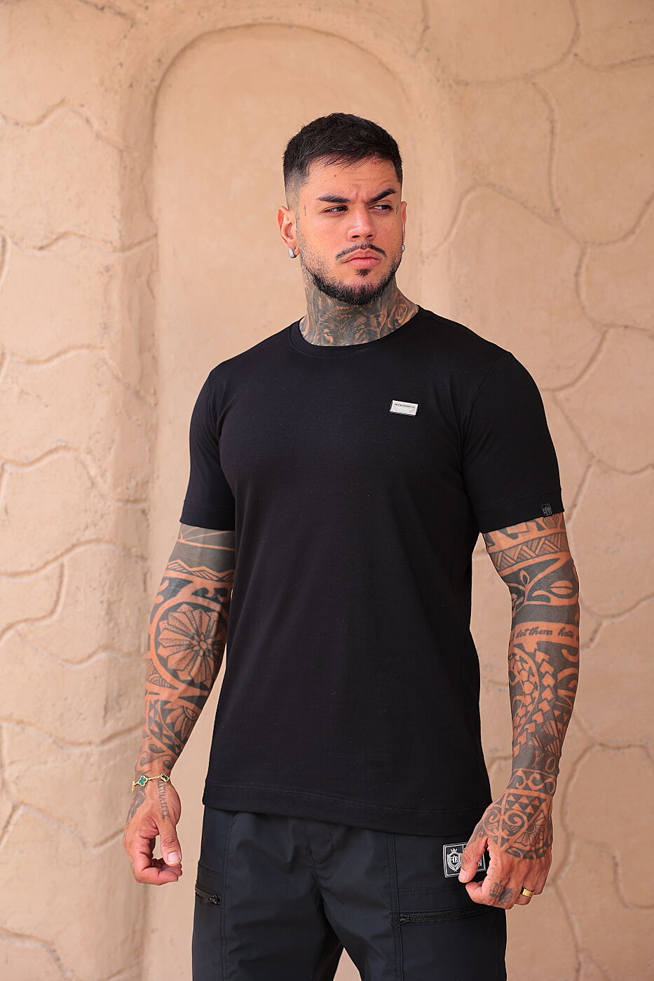 Camiseta slim preta com aplique retangular - foto 9 de 13