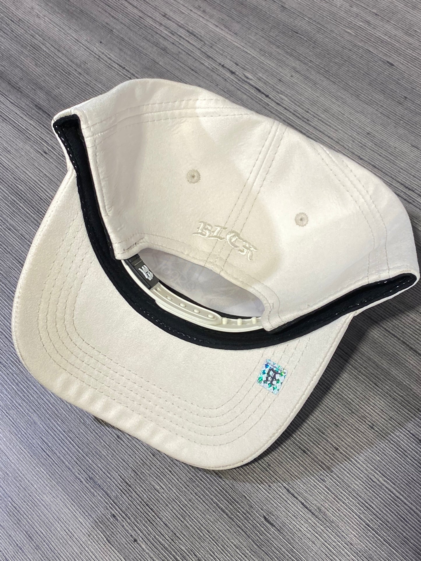 Boné Snapback Suede Off White 2.0