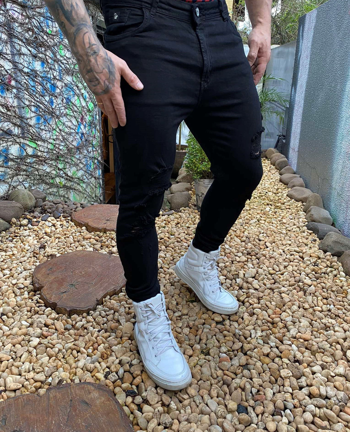 Calça jeans preta destroyed super skinny - foto 9 de 10