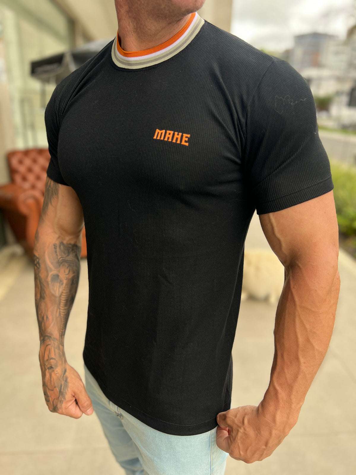 Camiseta Mahe preta e laranja - foto 3 de 5