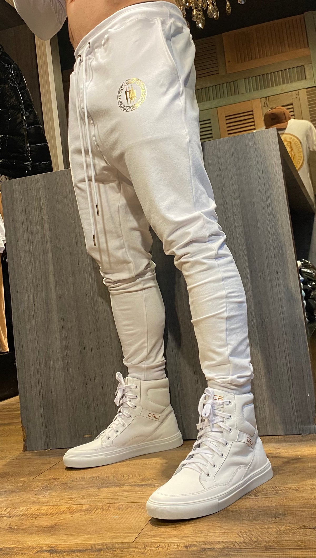 Calça Mahe de moletom branca e dourada - foto 6 de 10
