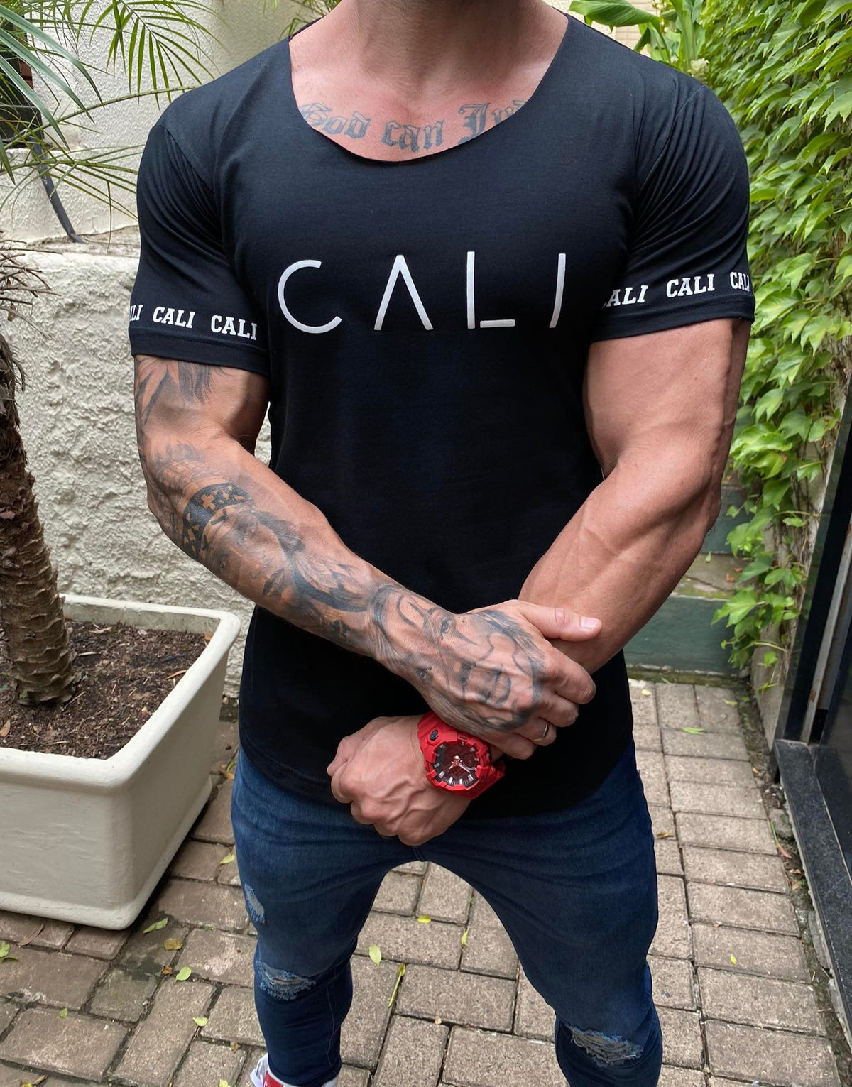 Camiseta Cali Rood preta gola canoa - foto 2 de 9