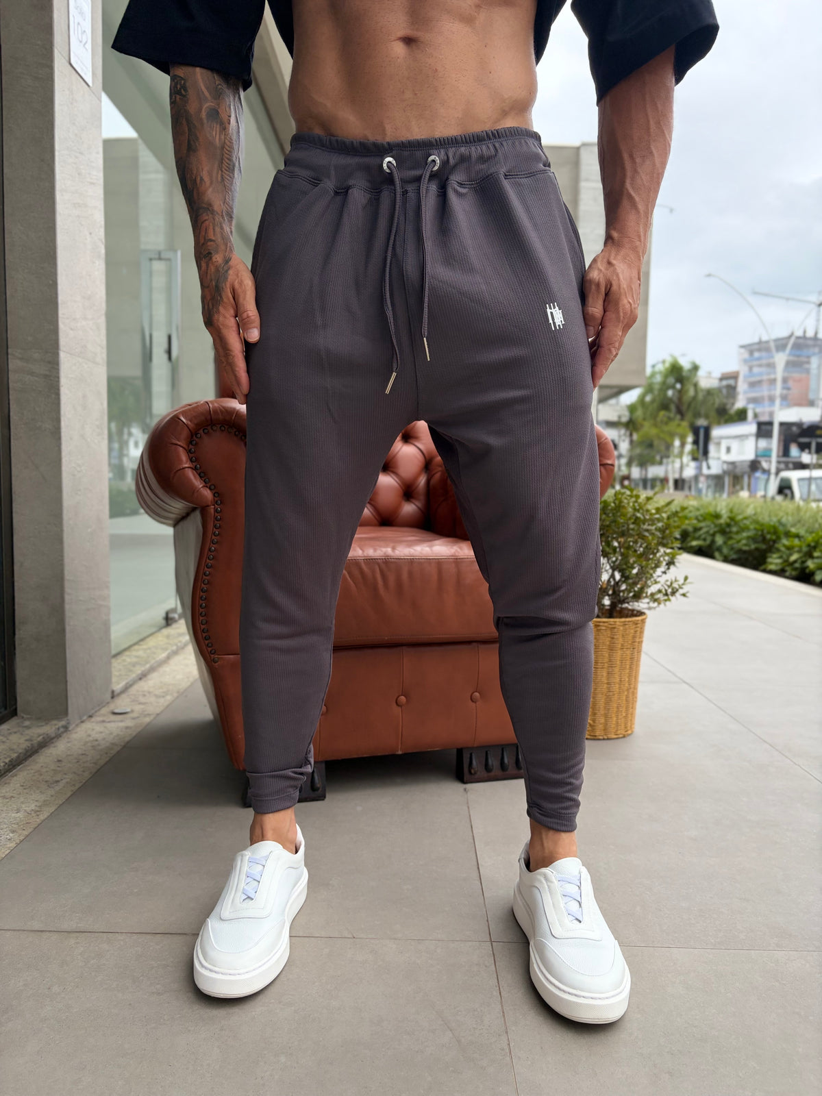 Calça Mahe skinny cinza - foto 2 de 3
