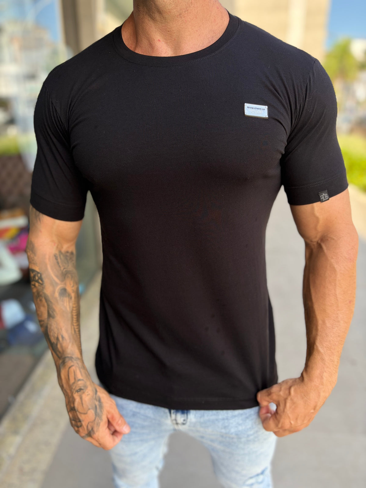 Camiseta slim preta com aplique retangular - foto 5 de 13