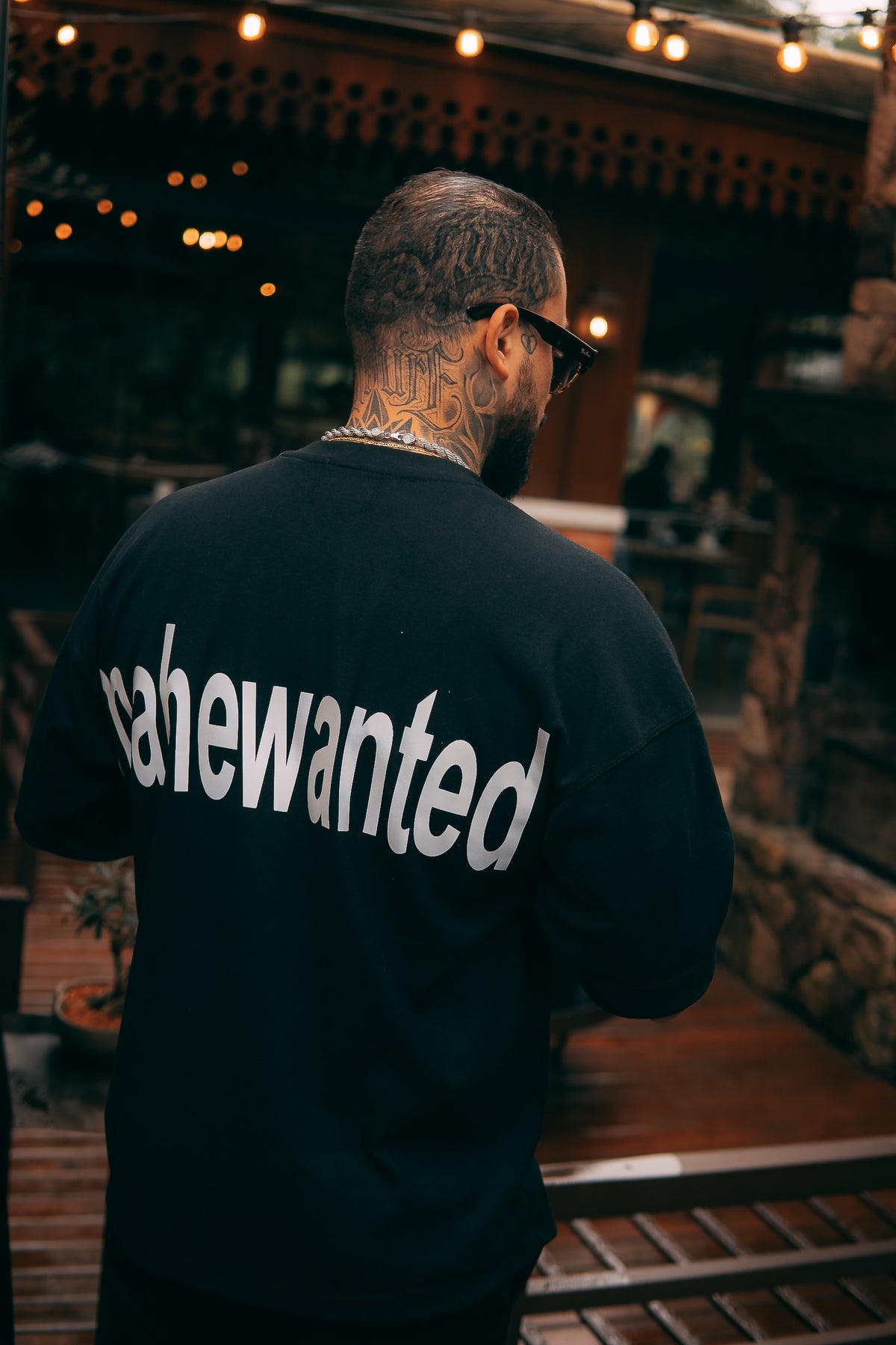 Camiseta oversized Mahe preta e prata
